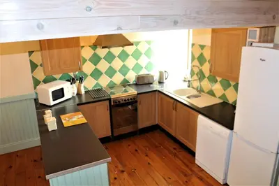 Cuisine ou kitchenette dans l'établissement Maison accueillante à Néhou avec piscine partagée