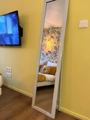 Télévision ou salle de divertissement dans l'établissement la bonbonnière Jaune