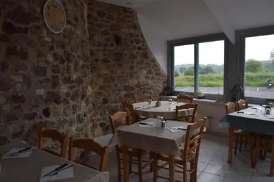 Restaurant ou autre lieu de restauration dans l'établissement Auberge de la vallée de la douve