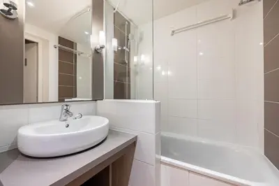 Salle de bains dans l'établissement Courlis Cendré