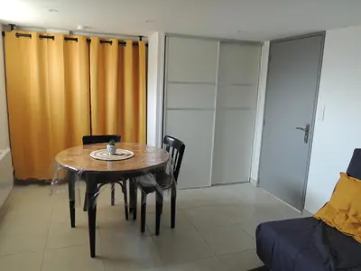 Coin salon dans l'établissement Appartement entre terre et baie