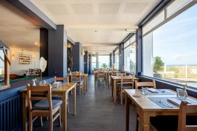 Restaurant ou autre lieu de restauration dans l'établissement Hôtel des Isles
