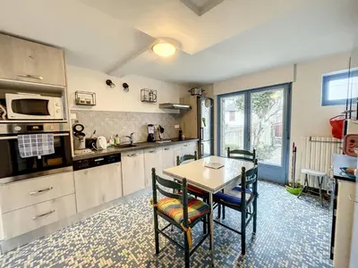 Cuisine ou kitchenette dans l'établissement Villa proche Plage et Centre, Jardin Clos, Wifi, Chien possible - FR-1-361-431