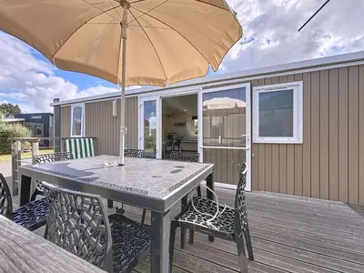 Terrasse ou espace extérieur de l'établissement Mobil-home PMR tout confort, 200m plage, piscine, 4 pers, 2 chambres, parking, wifi, ménage inclus - FR-1-361A-42