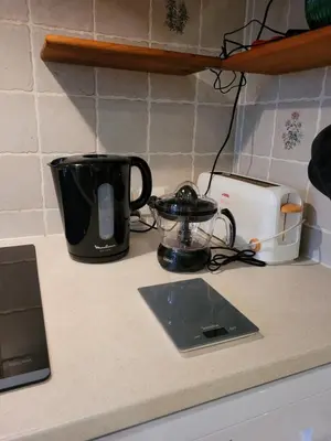 Cuisine ou kitchenette dans l'établissement Maison de pêcheur charmante et atypique en pierre, 1 min de marche de la mer