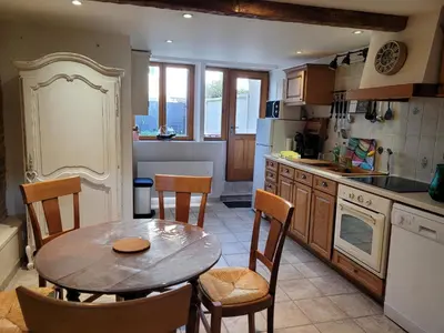 Cuisine ou kitchenette dans l'établissement Maison de pêcheur charmante et atypique en pierre, 1 min de marche de la mer