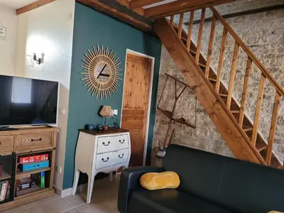 Télévision ou salle de divertissement dans l'établissement Maison de pêcheur charmante et atypique en pierre, 1 min de marche de la mer