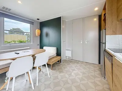Cuisine ou kitchenette dans l'établissement Mobil-home de Grand Confort à 200m de la plage avec piscine chauffée, 2 chambres, parking, wifi inclus - FR-1-361A-44