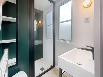 Salle de bains dans l'établissement Mobil-home de Grand Confort à 200m de la plage avec piscine chauffée, 2 chambres, parking, wifi inclus - FR-1-361A-44
