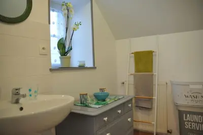 Salle de bains dans l'établissement Les Hortensias