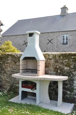 Barbecue disponible mis à disposition des clients de la maison de vacances