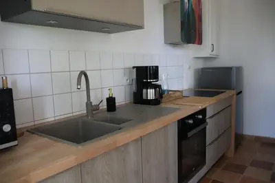 Cuisine ou kitchenette dans l'établissement Le Vieil Home, au pied de la cité médiévale