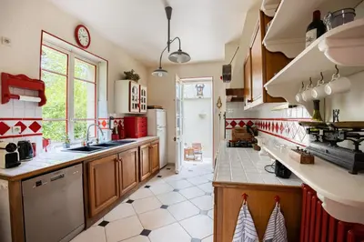 Cuisine ou kitchenette dans l'établissement L'Ile des Iris - à 200 m de la plage