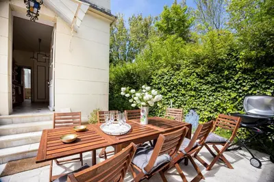 Jardin de l'établissement L'Ile des Iris - à 200 m de la plage