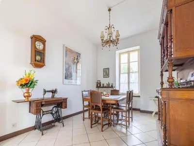 Cuisine ou kitchenette dans l'établissement Normandy Fireplace Retreat