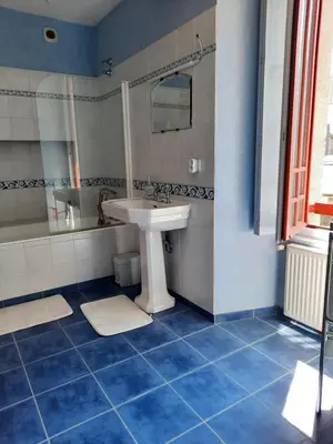 Salle de bains dans l'établissement Maison Spacieuse avec du Charme - Tout proche de la mer