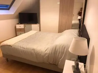 Un ou plusieurs lits dans un hébergement de l'établissement Maison chaleureuse à Bréville-sur-Mer avec jardin privé.
