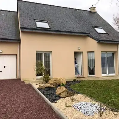 Maison chaleureuse à Bréville-sur-Mer avec jardin privé.