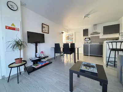 Cuisine ou kitchenette dans l'établissement La brise marine apt rdc maison cour fermée parking et terrasse à 800 m plage Omaha beach avec table de ping pong proche Port en Bessin