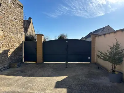 Plan de l'établissement La brise marine apt rdc maison cour fermée parking et terrasse à 800 m plage Omaha beach avec table de ping pong proche Port en Bessin