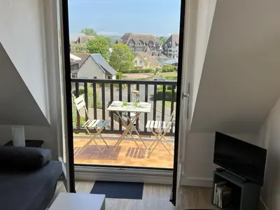 Balcon ou terrasse dans l'établissement Appartement 2 pièces en bord de mer avec accès direct à la plage de Cabourg, proche Thalassothérapie - FR-1-487-336