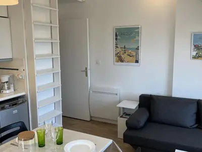 Coin salon dans l'établissement Appartement 2 pièces en bord de mer avec accès direct à la plage de Cabourg, proche Thalassothérapie - FR-1-487-336