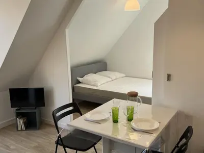 Un ou plusieurs lits dans un hébergement de l'établissement Appartement 2 pièces en bord de mer avec accès direct à la plage de Cabourg, proche Thalassothérapie - FR-1-487-336