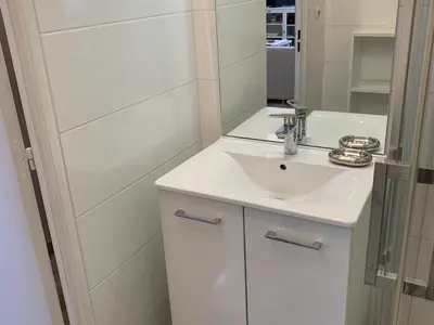 Salle de bains dans l'établissement Charmant T2 à Cabourg, proche centre et plage, calme, loggia, ascenseur, animaux acceptés - FR-1-487-337