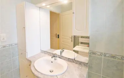 Salle de bains dans l'établissement Pet Friendly Home In Marcey-Les-Grèves