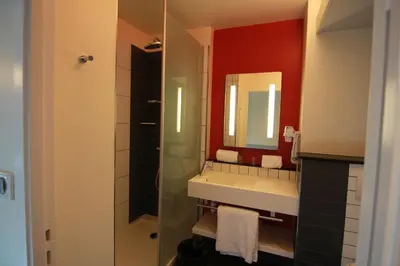 Salle de bains dans l'établissement ibis Styles Flers