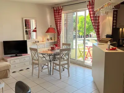 Télévision ou salle de divertissement dans l'établissement Élégant 2P à Dives-sur-Mer : Terrasse, Proche Plage et Port - FR-1-487-339