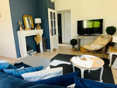 Télévision ou salle de divertissement dans l'établissement Le 4 Maison de charme proche de la plage wifi