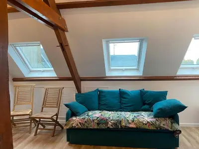 Coin salon dans l'établissement Maison du Cap Lihou, Duplex au 1er et 2ème étage mansardé, Quartier Historique, GRANVILLE
