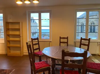 Coin salon dans l'établissement Maison du Cap Lihou, Duplex au 1er et 2ème étage mansardé, Quartier Historique, GRANVILLE