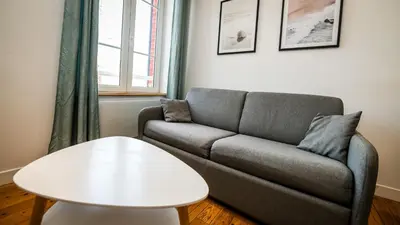 Coin salon dans l'établissement Superbe appartement proche port Guillaume
