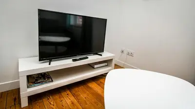 Télévision ou salle de divertissement dans l'établissement Superbe appartement proche port Guillaume