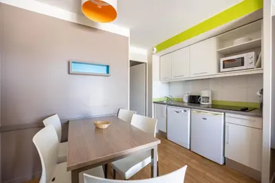 Cuisine ou kitchenette dans l'établissement Le Cormoran