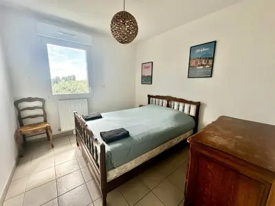 Un ou plusieurs lits dans un hébergement de l'établissement Appartement spacieux avec balcon - à 50m de la plage