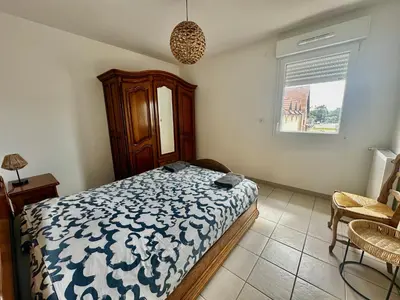 Un ou plusieurs lits dans un hébergement de l'établissement Appartement spacieux avec balcon - à 50m de la plage