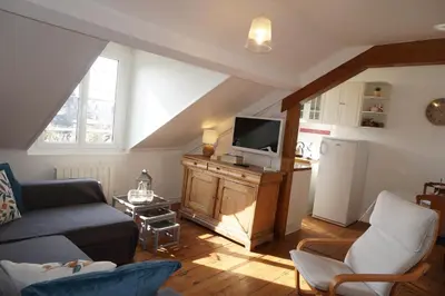 Télévision ou salle de divertissement dans l'établissement Le Proust sans souci