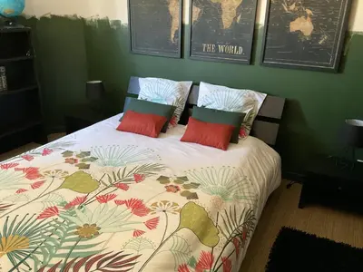 Un ou plusieurs lits dans un hébergement de l'établissement Villa ensoleillée à Bretteville-sur-Ay avec piscine privée