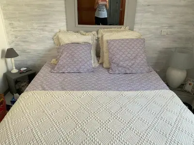 Un ou plusieurs lits dans un hébergement de l'établissement Villa ensoleillée à Bretteville-sur-Ay avec piscine privée