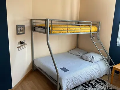 Un ou plusieurs lits dans un hébergement de l'établissement Villa ensoleillée à Bretteville-sur-Ay avec piscine privée