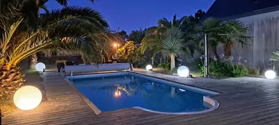 Piscine de l'établissement Villa ensoleillée à Bretteville-sur-Ay avec piscine privée ou située à proximité