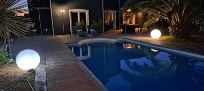 Piscine de l'établissement Villa ensoleillée à Bretteville-sur-Ay avec piscine privée ou située à proximité