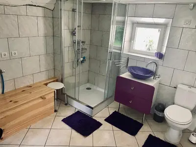 Salle de bains dans l'établissement Gite nadège à l Ombre d'une Tour