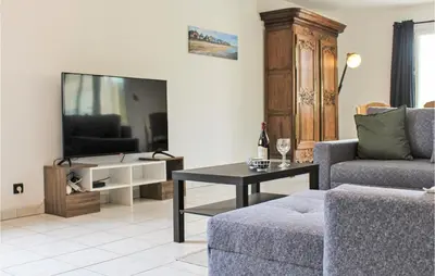 Télévision ou salle de divertissement dans l'établissement Beautiful Home In Sainte-Mère-Église