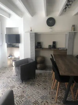 Télévision ou salle de divertissement dans l'établissement La Maison du Pêcheur