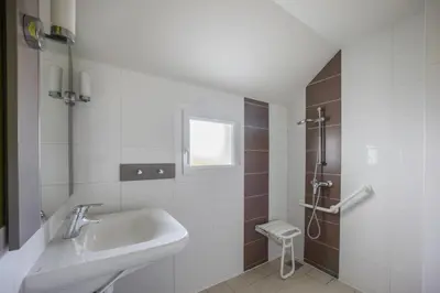 Salle de bains dans l'établissement Hibou des marais