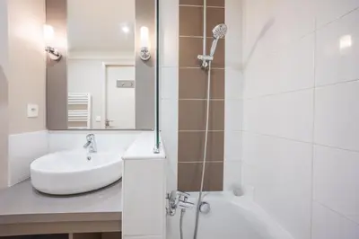Salle de bains dans l'établissement Hibou des marais